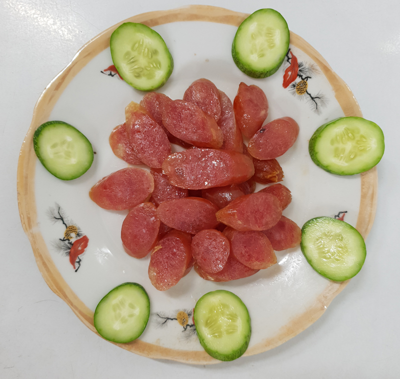 Lạp xưởng tôm ăn cùng dưa leo